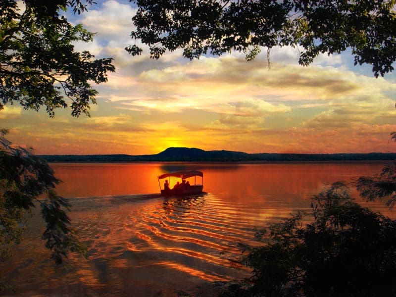 Ypacaraí-See bei Sonnenuntergang, gesehen von Altos, Paraguay