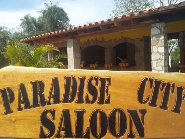 Holzschild Paradise City Saloon in Altos, Paraguay